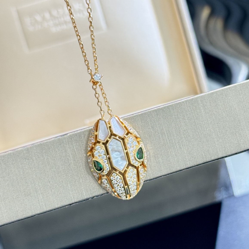 Bo*te*ga venenta necklaces